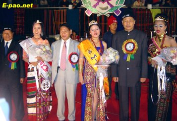 Chief Minister O Ibobi (second from right) and Manipur Legislative Assembly Speaker TN Haokip (3rd from right) along with the Miss Kut 2002, first runner up and second runner up. 