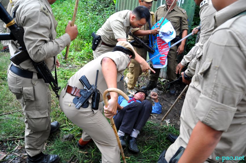 CC and Johnstone   Students clash with Police while demanding Inner Line Permit System in Manipur :: 28 June 2013