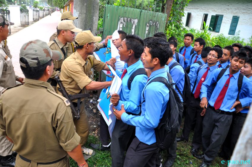 CC and Johnstone   Students clash with Police while demanding Inner Line Permit System in Manipur :: 28 June 2013