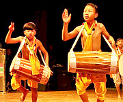  Khuiyoi Tompok and the Sound of the Drum : A Hearthside Story of Khuiyoi Tompok 
